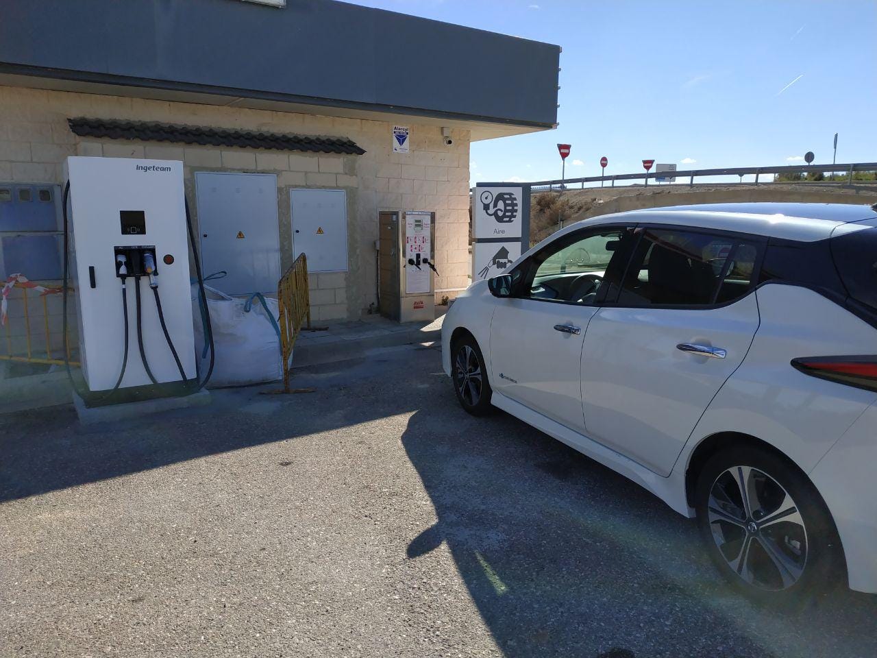 Cargador rápido inactivo en la gasolinera AVIA de Cetina