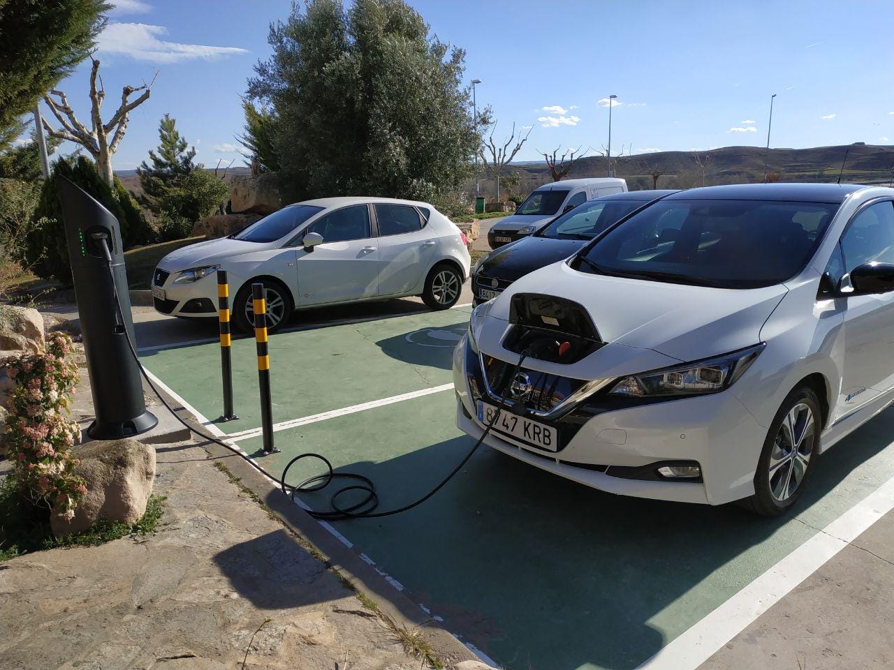 Parada en Monreal de Ariza para cargar y comer