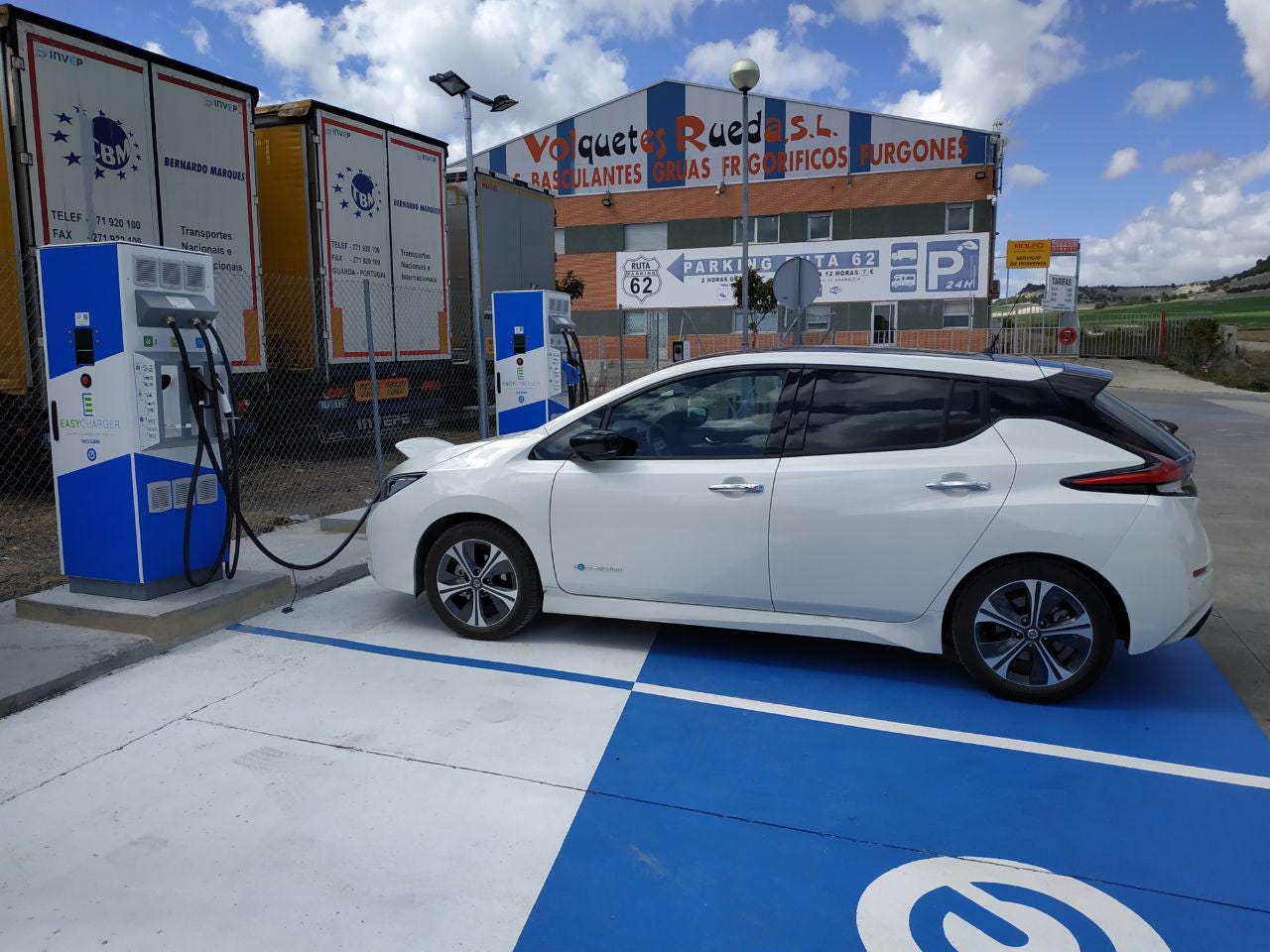 Cargando en Easycharger Tordesillas durante el viaje de vuelta