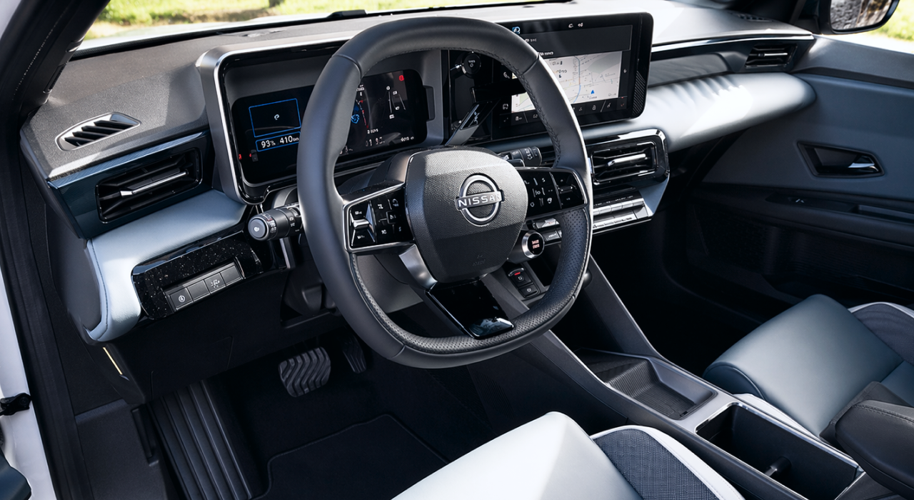 Interior del Nissan Micra eléctrico Tekna, cockpit y pantalla central