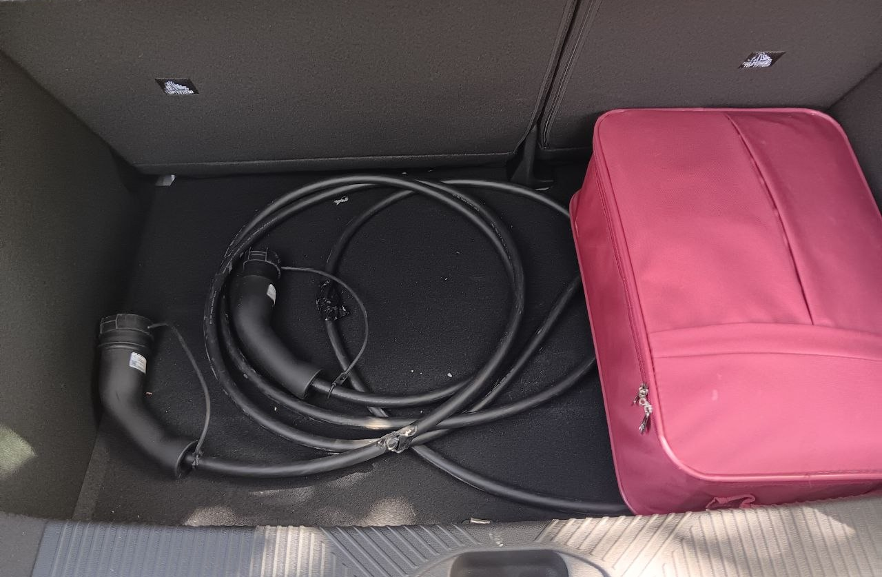 Maletero del Nissan Micra eléctrico con dos maletas para viaje de fin de semana