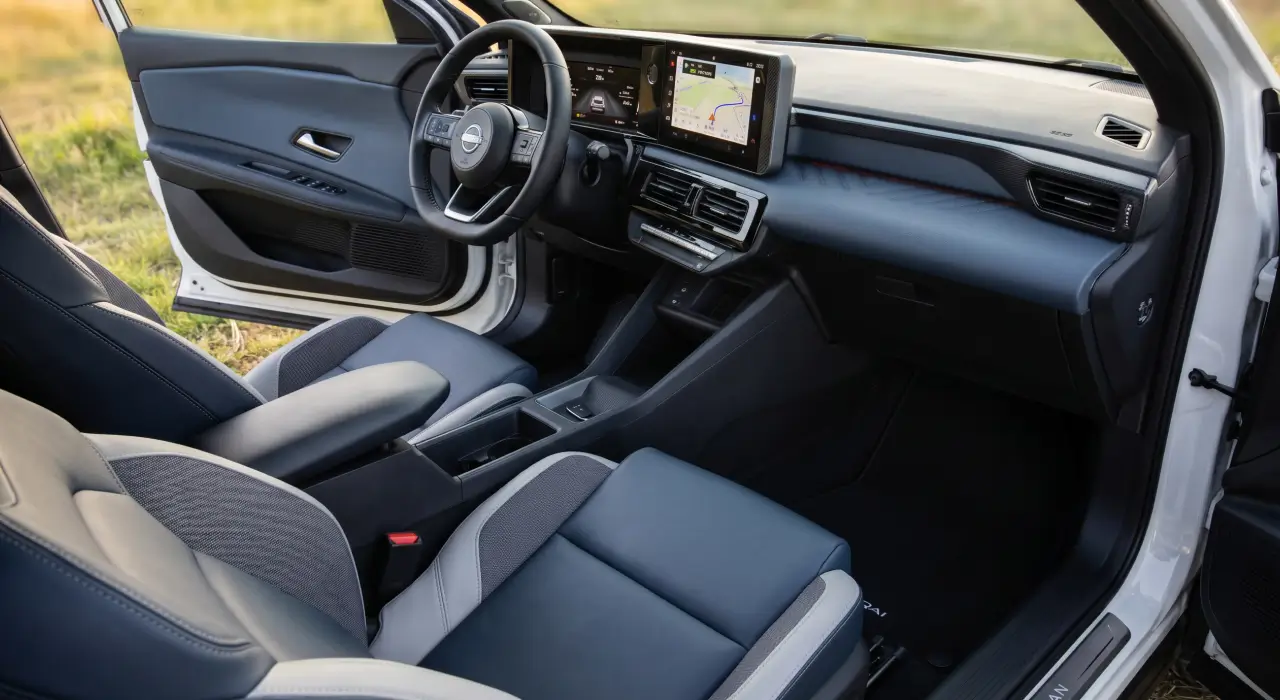 Interior del Nissan Micra eléctrico Tekna con el modo Sport activado