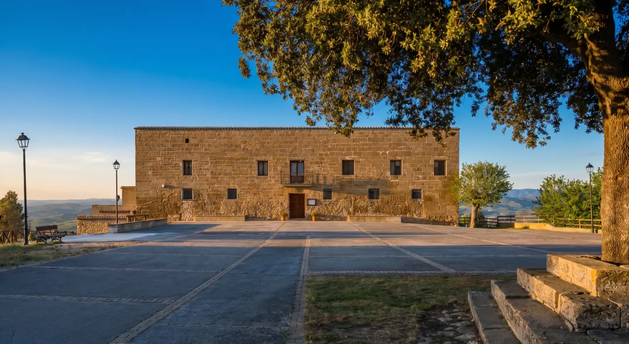Nissan Micra eléctrico Tekna en la explanada del Monasterio de Monlora