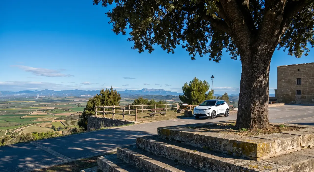 Nissan Micra eléctrico con el Moncayo al fondo desde Monlora