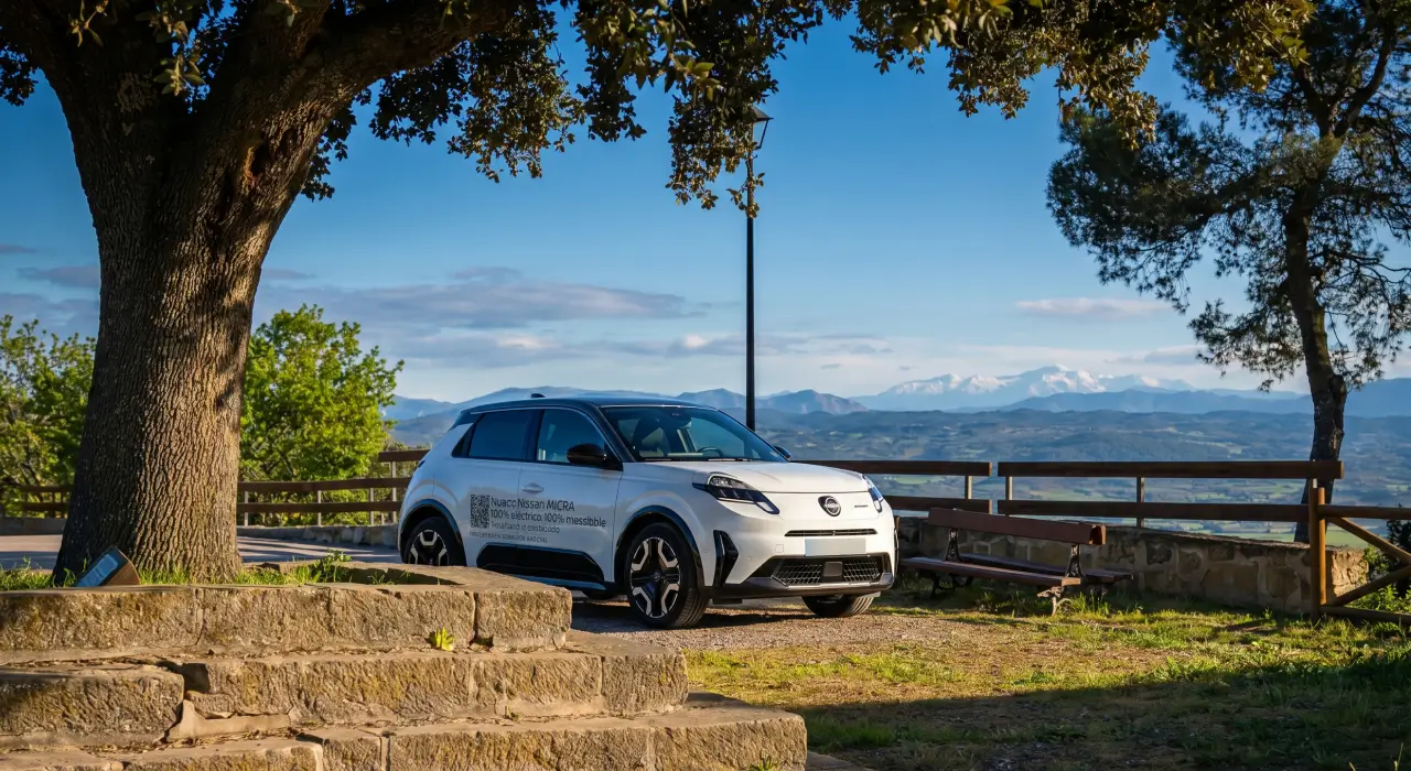 Monasterio de Monlora con el Nissan Micra eléctrico Tekna al fondo