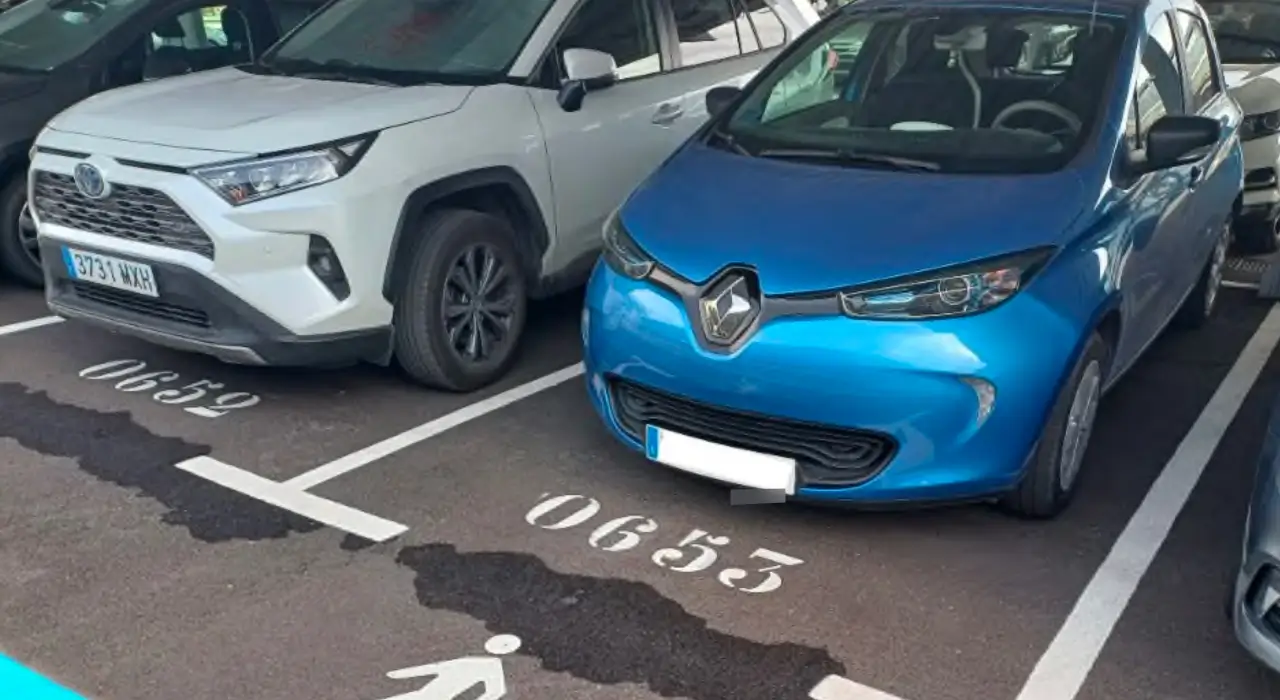 Renault Zoe cargando en punto de recarga público