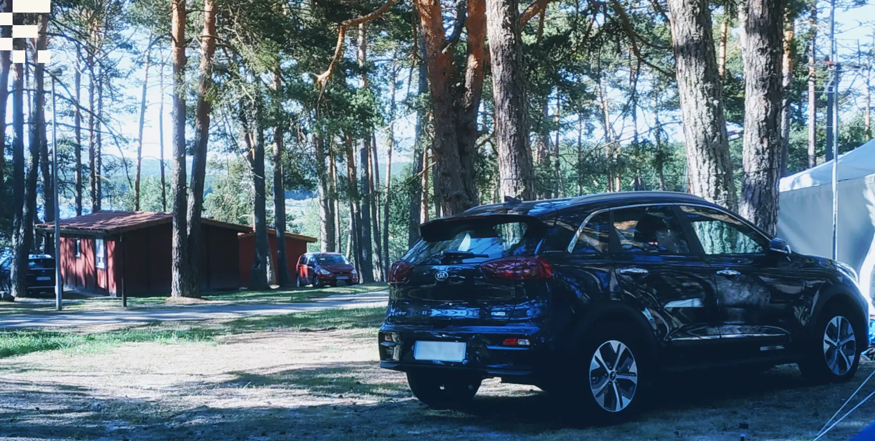 Fernando Val con su coche eléctrico